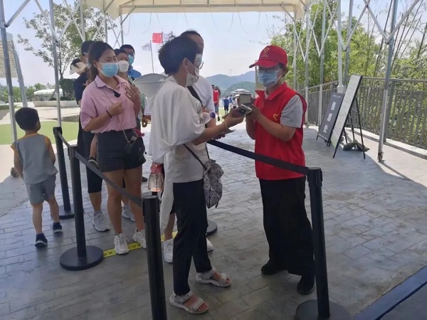 “志愿红”为文明旅游增暖色——旅游服务中的温暖力量